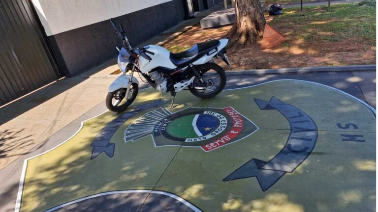 Empinando moto, motociclista sem CNH cai e tem moto apreendida pela policia