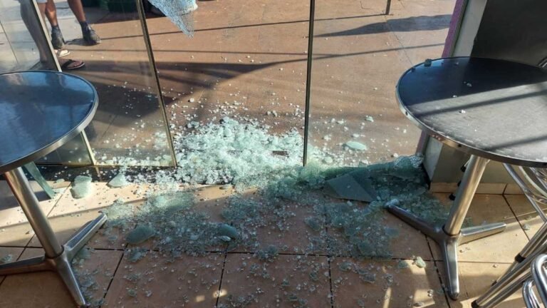 Preso por tentativa de homicídio e a poucos dias em liberdade, jovem danifica loja e volta para cadeia