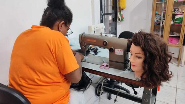 Apreendidos, cabelos contrabandeados viram perucas solidárias em presídio de MS