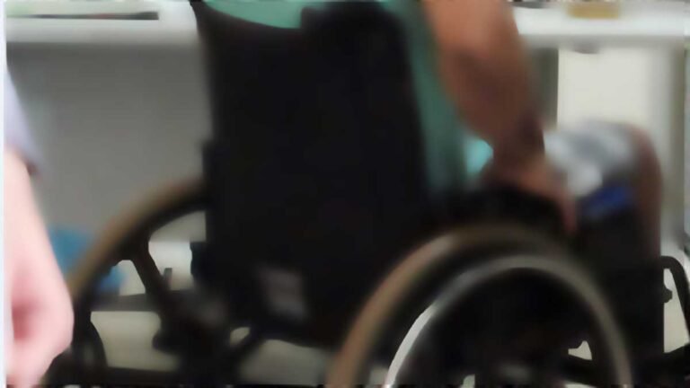 Deficiente físico é roubado e agredido com pedras, socos e chutes por dupla