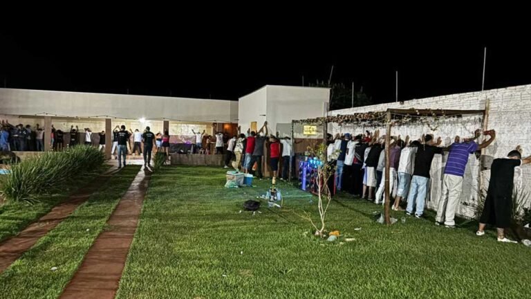 Festa clandestina com drogas bebidas e 30 adolescentes é fechada pela Polícia Civil