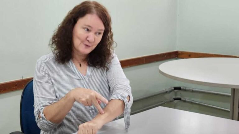 No Dia Internacional da Mulher, professora surda de MS dá aula de superação