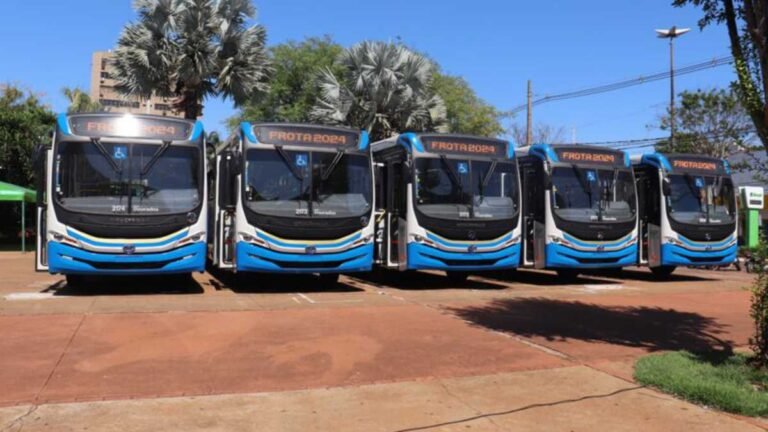 Prefeitura entrega cinco novos ônibus para frota de transporte coletivo