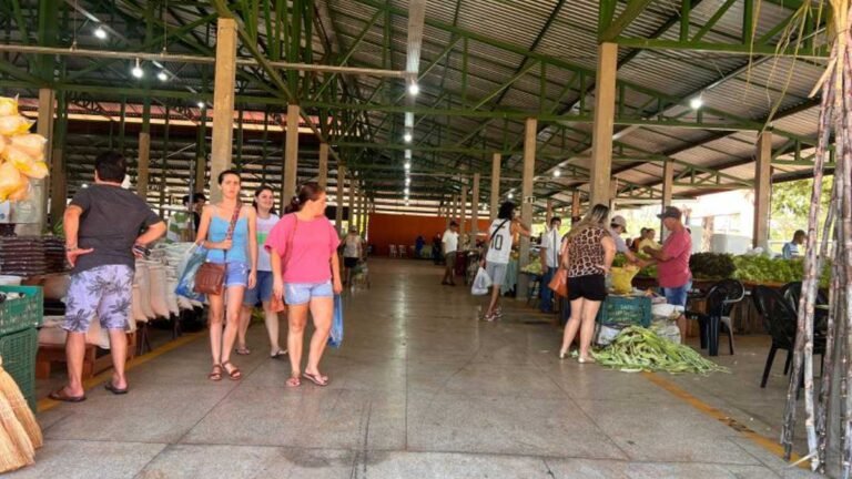 Feirantes são transferidos para novo espaço para início da obra de cobertura da Feira Livre