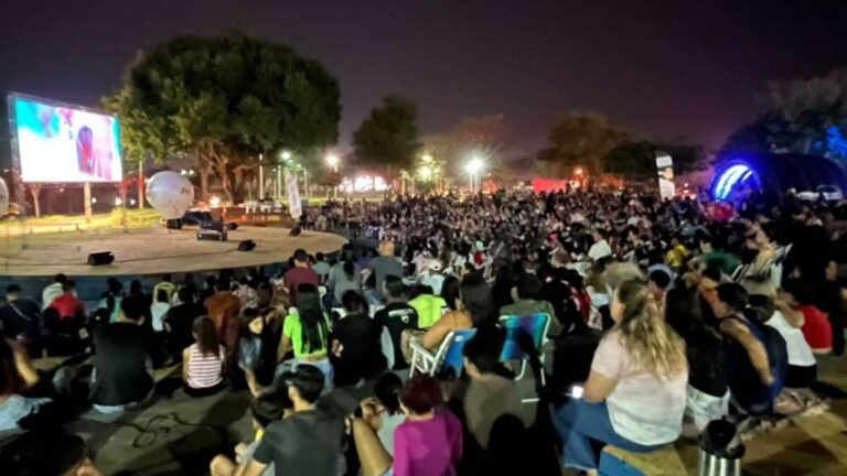 FOTOS – Parceria entre Prefeitura e Itaipu reúne mais de 800 pessoas para cinema ao ar livre