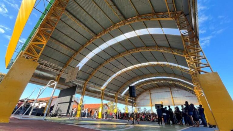 Prefeitura entrega cobertura da quadra na EM Agustinho, na Aldeia Bororó