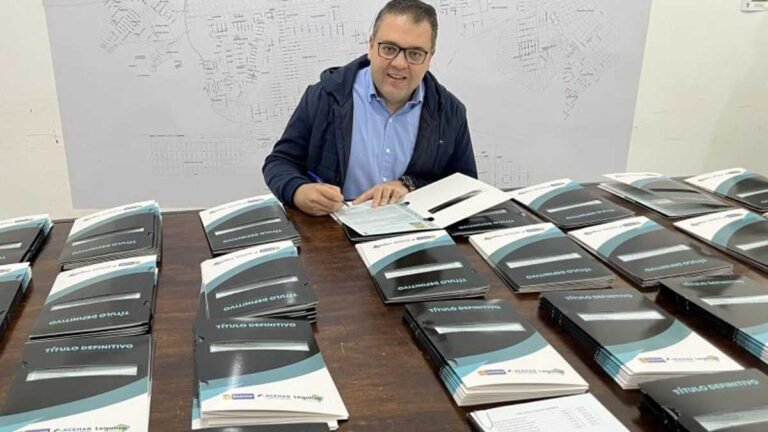 Prefeito entrega títulos de imóveis para moradores do Vida Nova Cancha