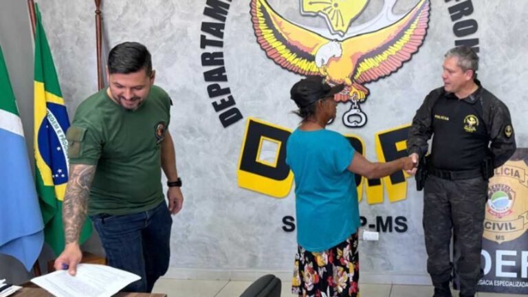 Vídeo – Homem encontra bolsa de indígena com R$ 5 mil e entrega na sede do DOF em Dourados