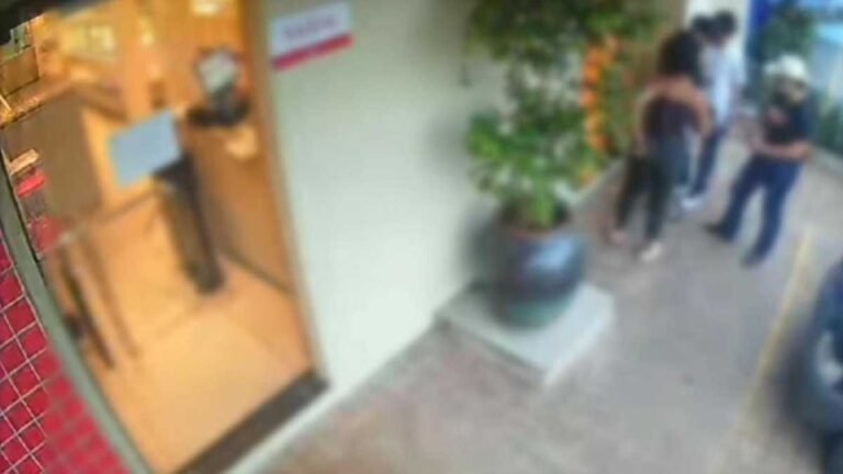 Vídeo – Homem reage suposto assalto, bate em suspeito e briga termina dentro de padaria