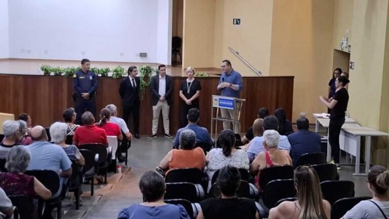 Prefeitura entrega 170 escrituras de imóveis para moradores do Izidro Pedroso, Terra Roxa e Eulália Pires