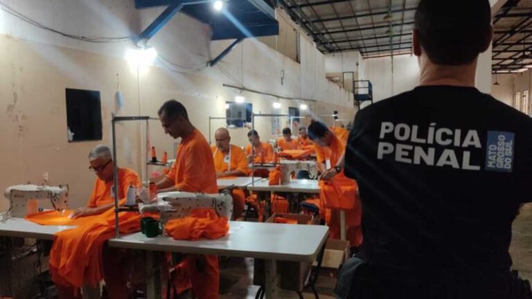 Governo de MS economiza R$ 1,1 milhão com internos produzindo uniformes nos presídios