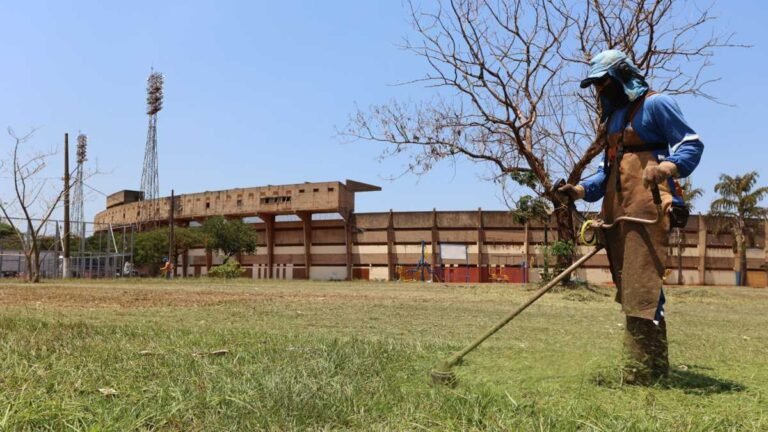 Escolas, postos de saúde e espaços públicos recebem mutirão de limpeza