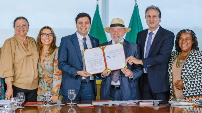 Sancionada lei que proíbe o uso de celular em escolas