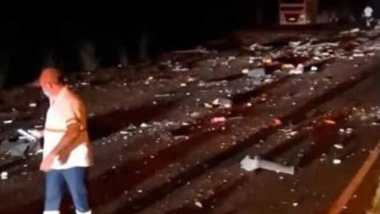 Ônibus com estudantes universitários bate em caminhão e deixa 12 mortes