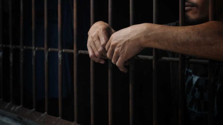 Homem furta fraldas e um pacote de arroz e acaba voltando pra prisão