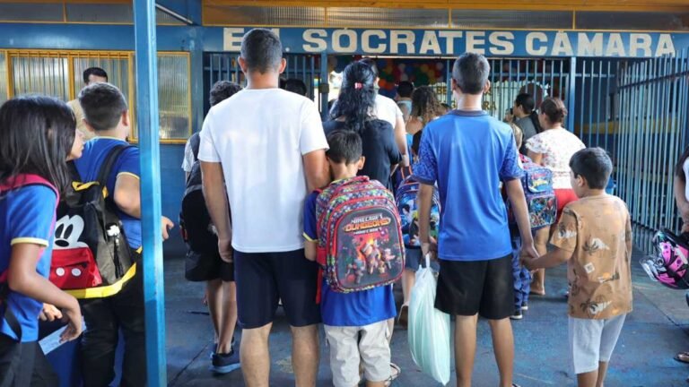 Prefeitura regulamenta proibição do uso de celular nas escolas municipais