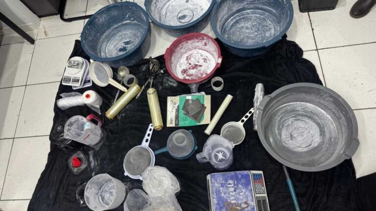 Polícia Civil localiza laboratório do tráfico, prende três suspeitos e maquinário para produção de drogas