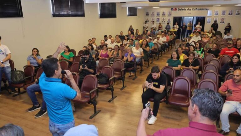 Prefeitura entrega 130 títulos de propriedade e lança programa que garante moradia digna