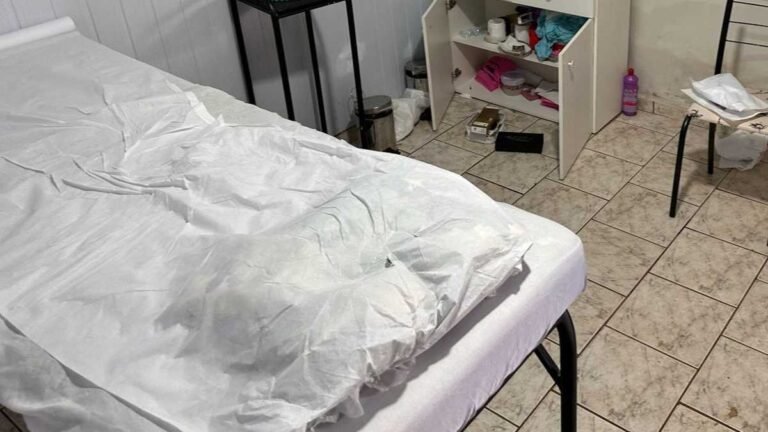 Mulher é presa por exercício ilegal da medicina e uso de substâncias proibidas 