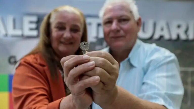 Um ano após enchentes, gaúchos celebram conquista de novas casas