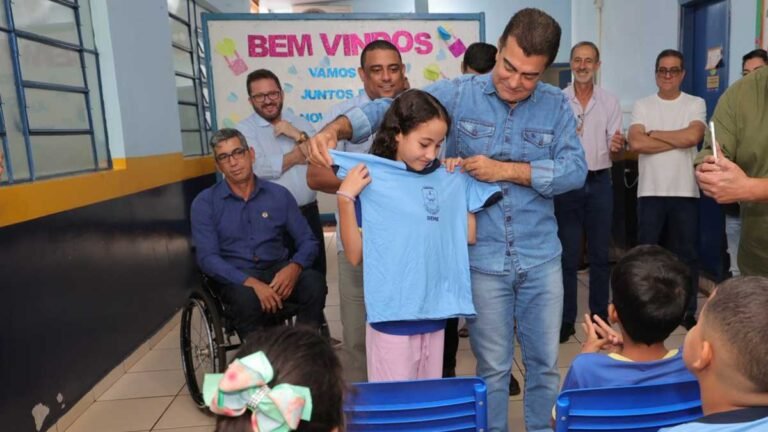 Prefeitura entrega novos uniformes para alunos da Rede Municipal de Ensino