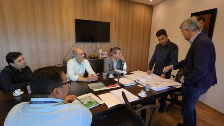 Prefeito cobra de presidente da Sanesul solução para buracos abertos pela empresa