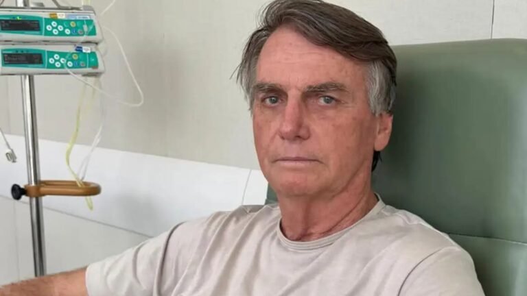 Jair Bolsonaro tem alta após três semanas internado em Brasília