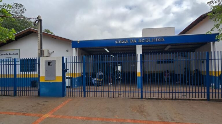 Casa da Acolhida opera com capacidade máxima para proteger pessoas do frio intenso