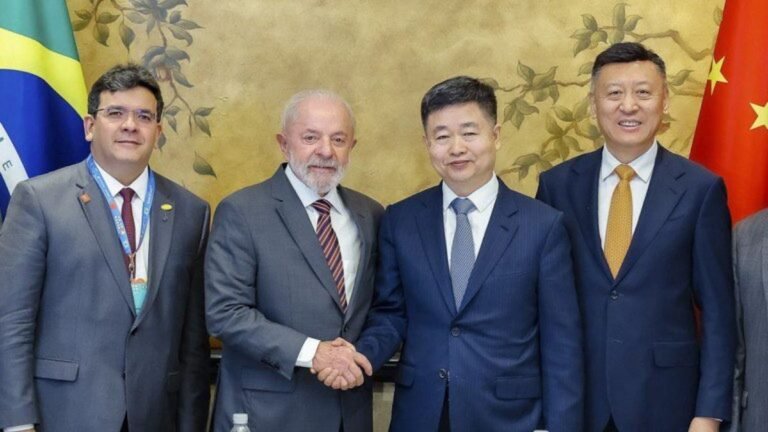 Lula na China: primeira agenda resulta em R$ 1 bi para combustível verde de aviação no Brasil