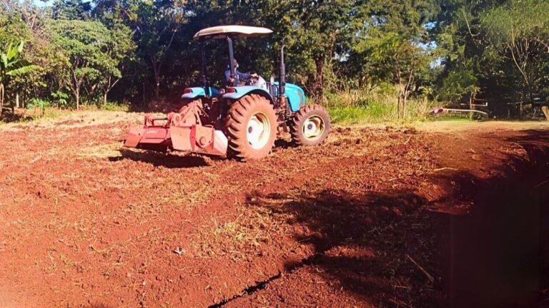 Prefeitura prepara solo para projeto agrícola com mulheres das aldeias Jaguapiru e Bororó