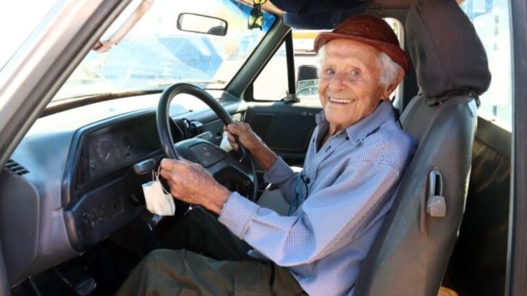 No volante da própria história – Aos 102 anos, Ranulfo renova CNH e se emociona ao ‘reconquistar’ independência