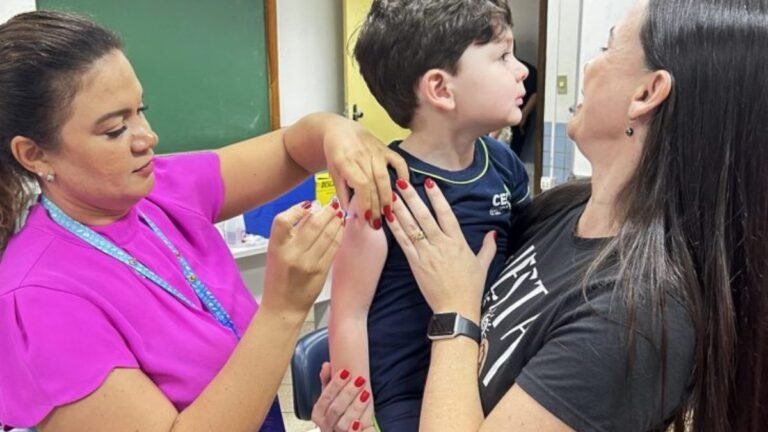 Mães destacam importância da vacina durante campanha de vacinação contra gripe no Detran-MS