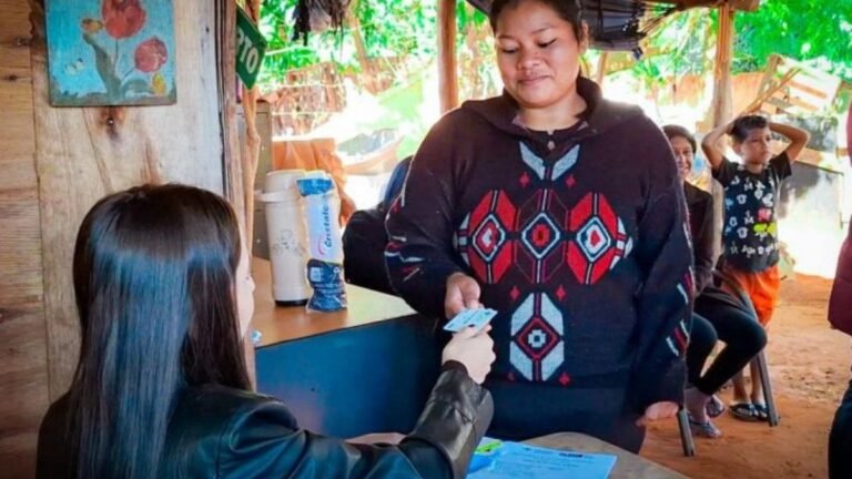 Entrega de cartões do Mais Social leva segurança alimentar para famílias da aldeia urbana Água Funda