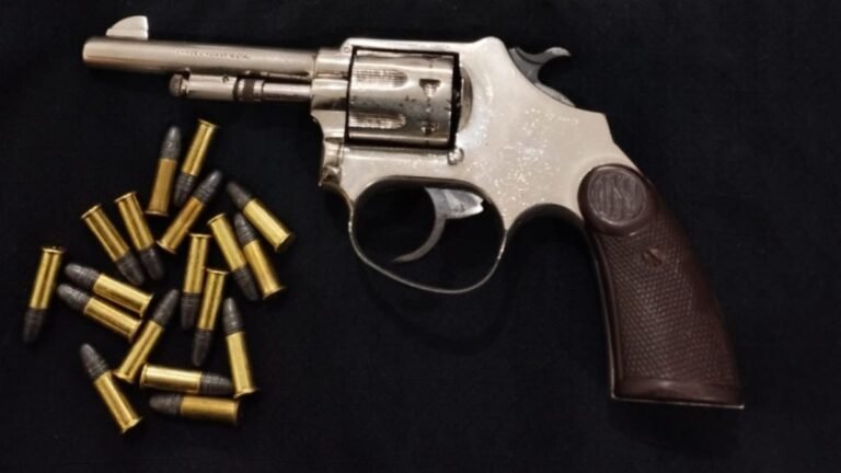 Homem ostentando arma em locais públicos é preso por por posse irregular de arma de fogo 