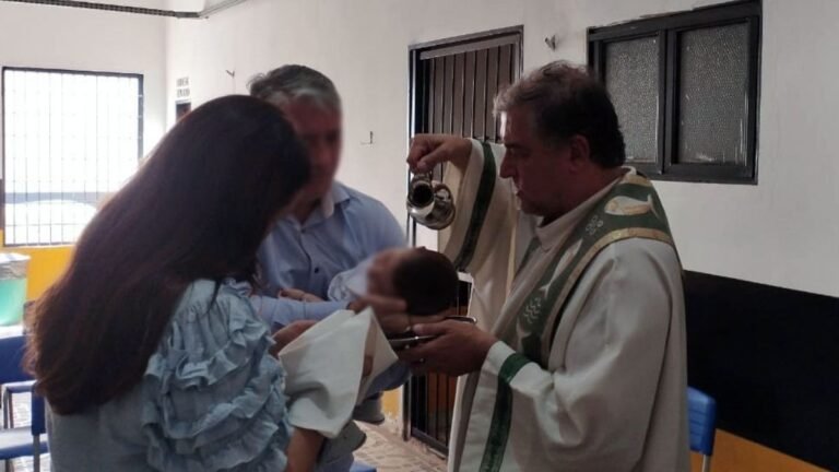Batismo em presídio emociona familiares e reforça importância da assistência religiosa
