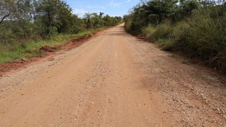 Prefeitura leva cascalhamento às estradas rurais do Distrito de Itahum