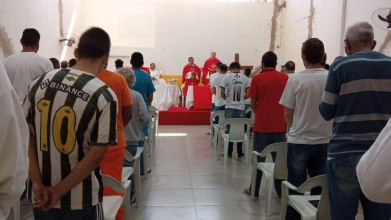 Internos da Máxima recebem sacramentos da iniciação cristã em cerimônia
