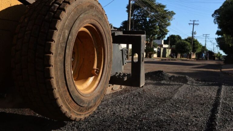 Prefeitura mantém operação tapa-buracos em várias regiões de Dourados