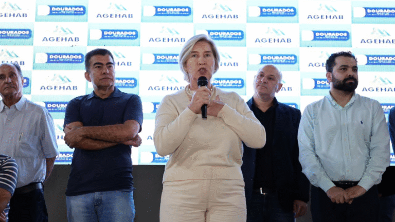 Prefeitura realiza o sonho de 250 famílias com entrega da escritura dos imóveis