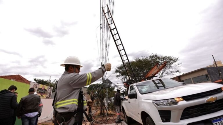 Prefeitura amplia força-tarefa para diminuir poluição visual dos fios de internet e telefonia 