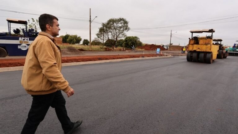 Prefeitura vistoria obras de asfalto e drenagem  no Parque dos Jequitibás