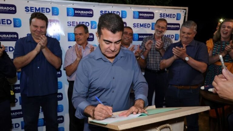 Prefeito assina ordem de serviço para reforma da Escola Professora Avani Cargnelutti