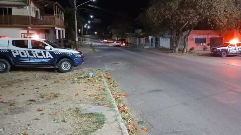 Motociclista visivelmente embriagado é detido pela PM após bater em carro estacionado
