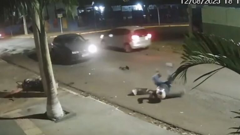 Carro avança preferencial e atinge motociclista, que fica desacordado — vídeo mostra o acidente