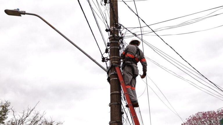 Prefeitura reforça ação para eliminar emaranhado de fios em postes e notifica empresas