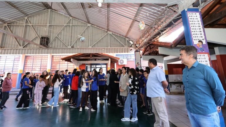 Prefeitura entrega reforma do refeitório da Escola Rosa Câmara