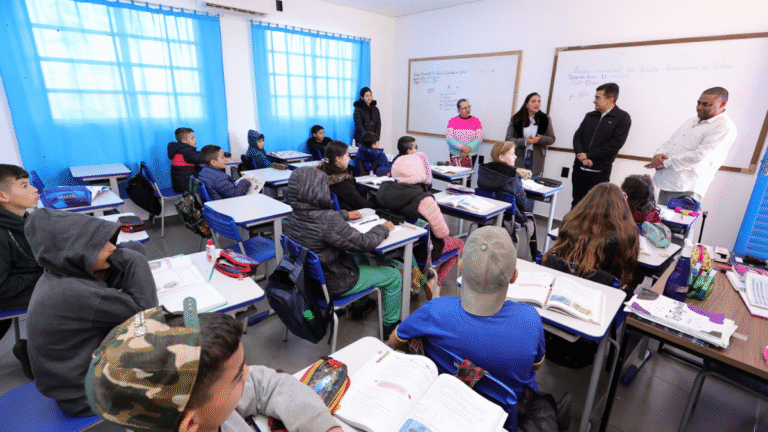 Prefeitura entrega nova sala de aula na Escola Doutor Camilo Hermelindo da Silva