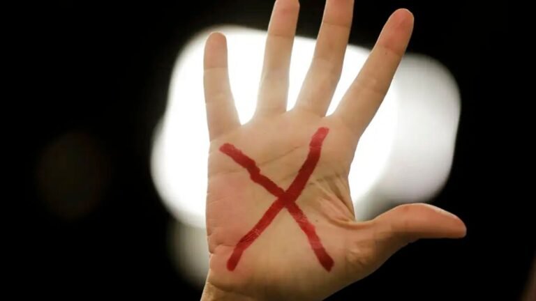 Violência digital contra mulheres atinge patamar crítico