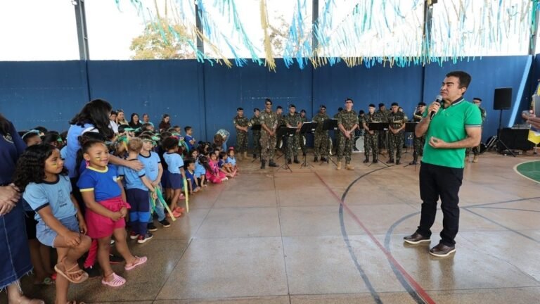 Prefeito destaca civismo e formação cidadã em Hora Cívica na Escola Sócrates Câmara