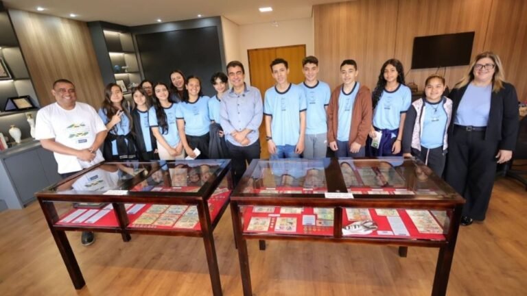 Prefeito recebe estudantes com a exposição “Independência em Nossas Mãos”